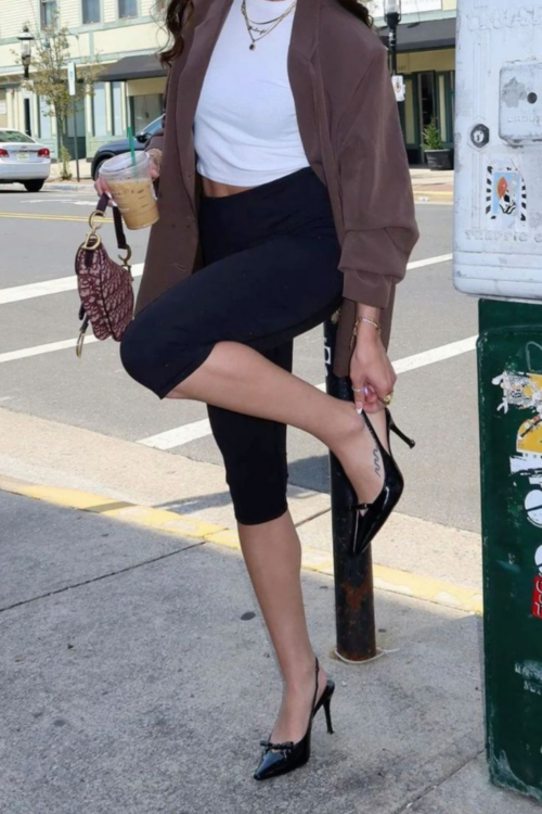 Capri Pants Outfits You’ll Love – 13 Best Ways To Style Them